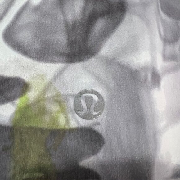 Lululemon Throwback Print Align High-Rise Crop 17" Size 6 - Picture 3 of 4